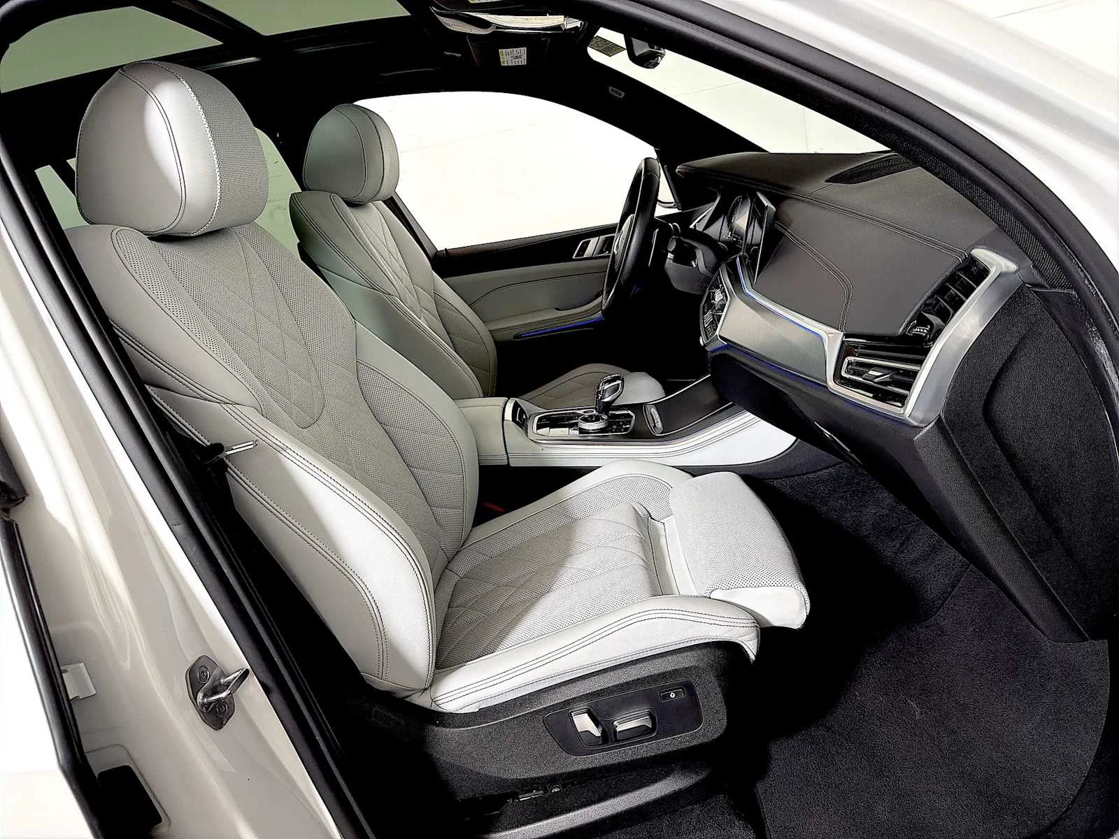 Used 2023 Mineral White Metallic BMW xDrive40i image 24