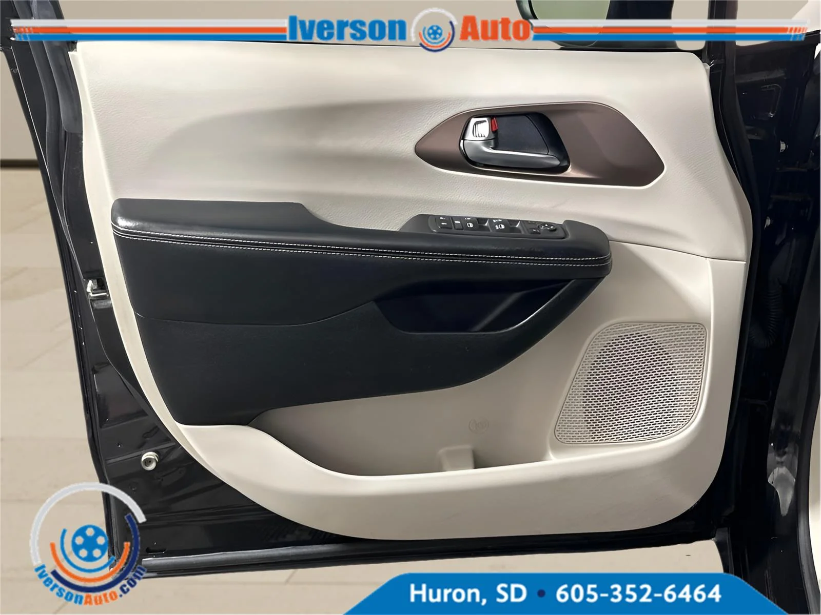 Used 2020 Brilliant Black Crystal Pearlcoat Chrysler LXI image 19