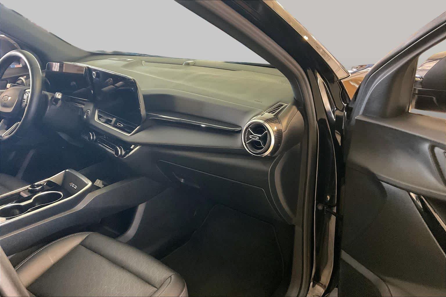 Used 2026 Mosaic Black Metallic Chevrolet FWD LT image 16
