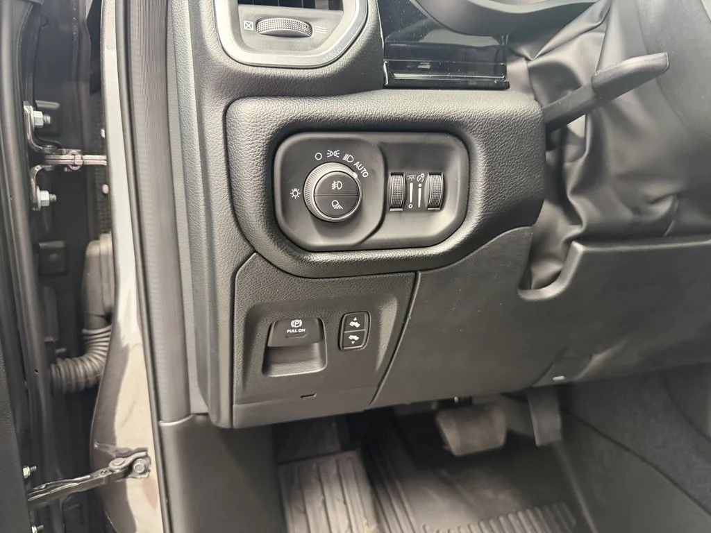 New 2026 Molten Red Pearl-Coat Exterior Paint Ram Laramie image 27