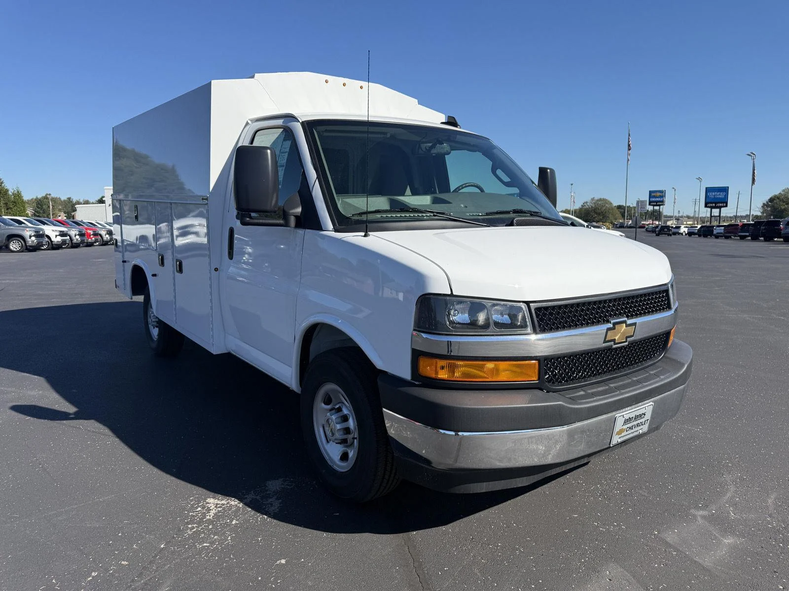 New 2026 Summit White Chevrolet 1WT image 2