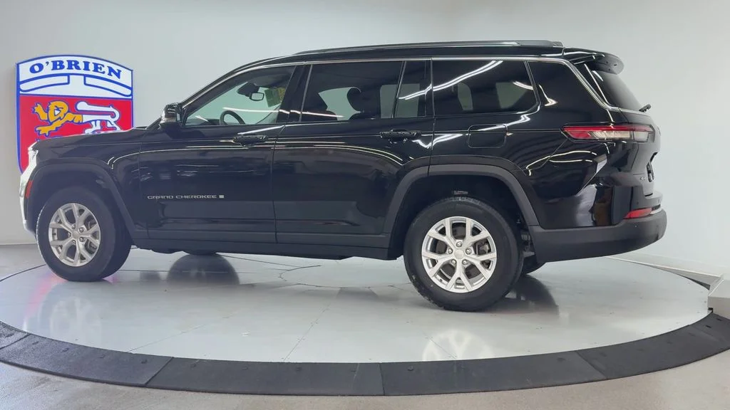 Used 2023 Diamond Black Jeep Limited image 7