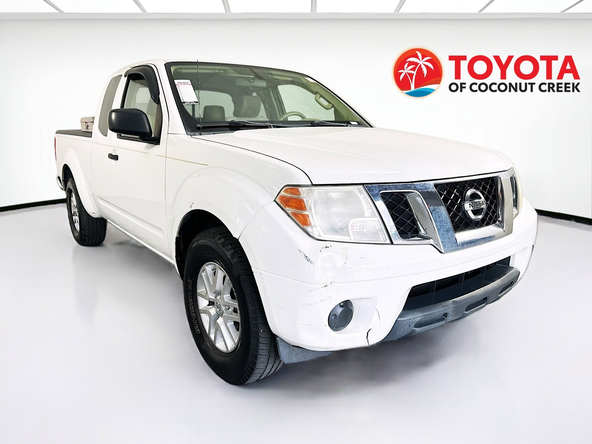 Used 2014 Glacier White Nissan SV image 1