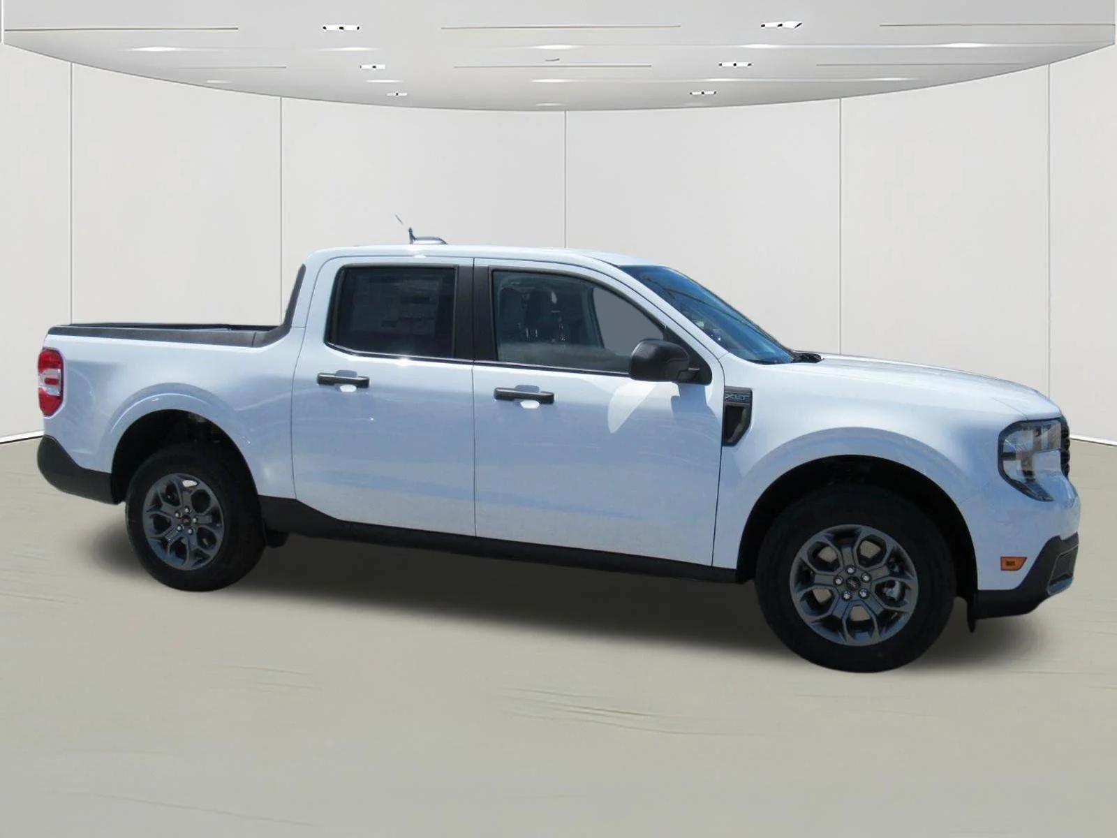 New 2026 Oxford White Ford XLT image 2