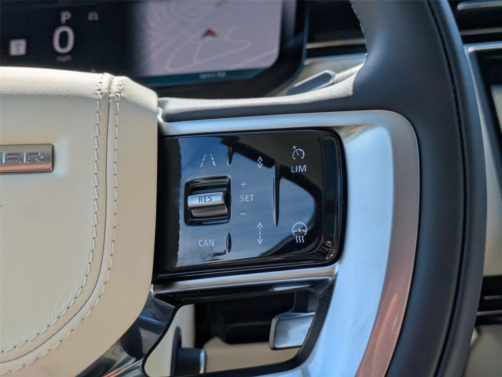 New 2026 Fuji White LAND ROVER SE 7 Seats image 18