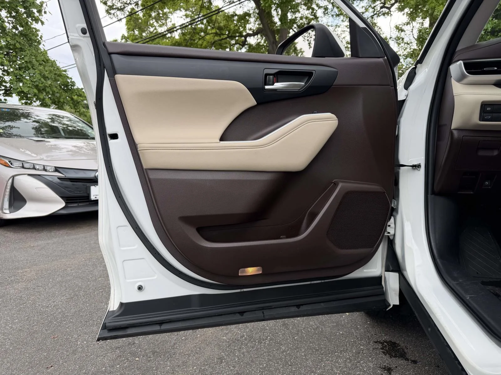 Used 2021 White Toyota XLE image 21