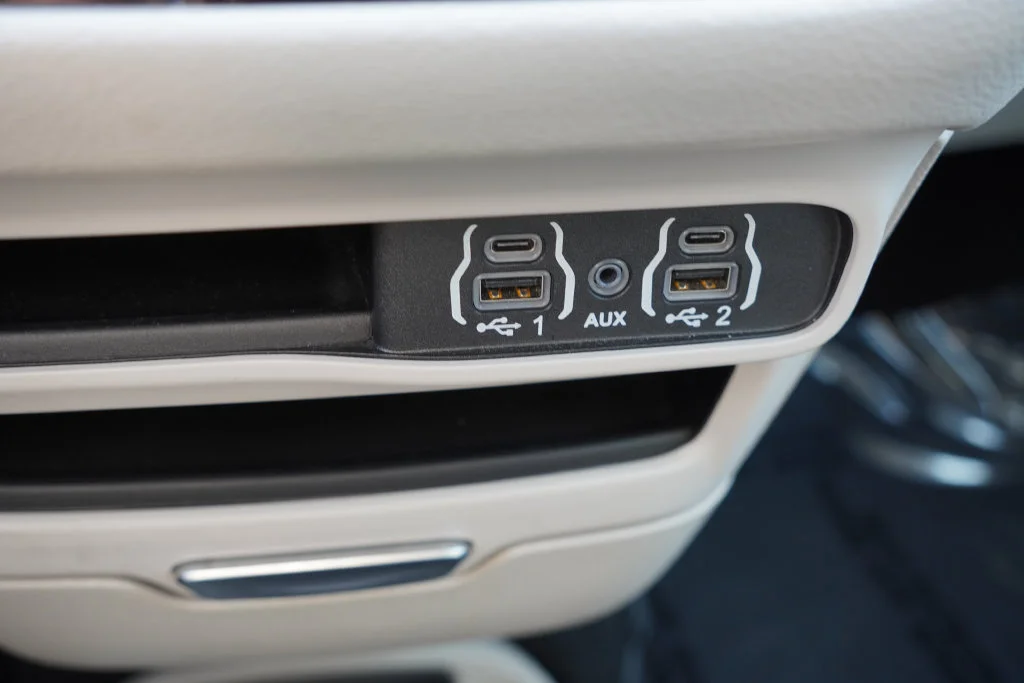 Used 2024 White Chrysler Select image 33