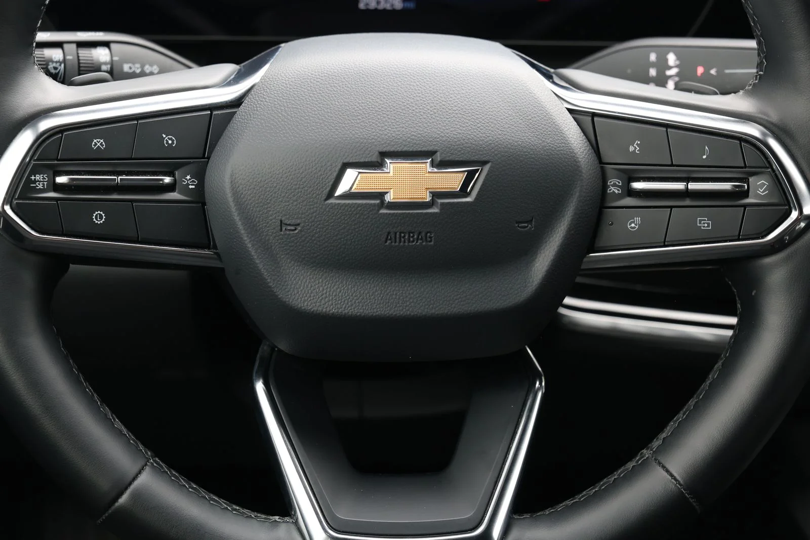 Used 2025 White Chevrolet LT image 18