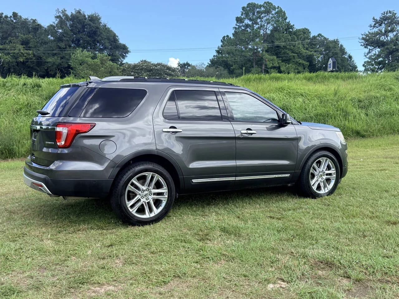 Used 2016 Gray Ford Limited 4dr SUV image 4