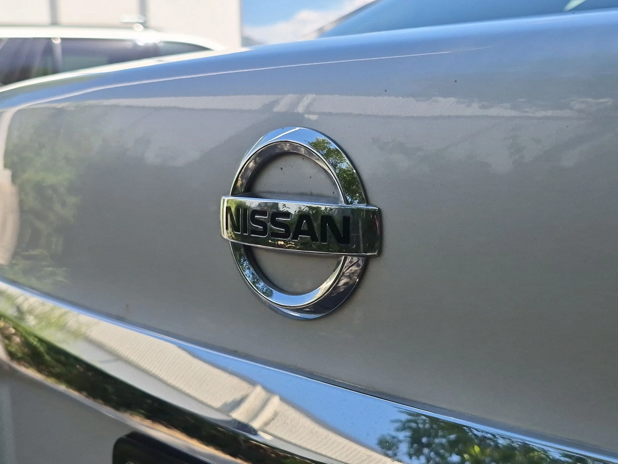 Used 2018 Brilliant Silver Nissan S image 14
