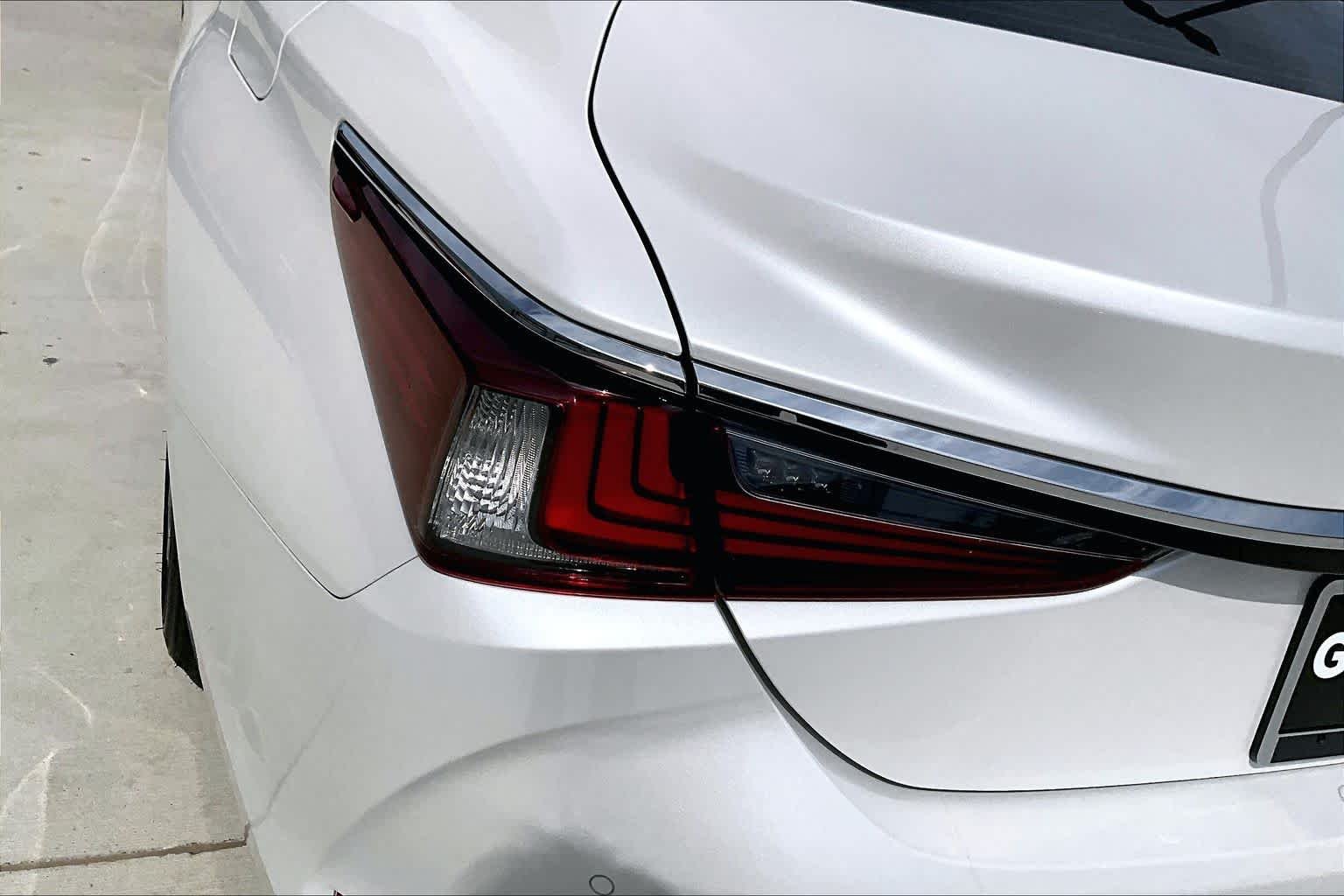 Used 2019 Eminent White Pearl Lexus Ultra Luxury image 27