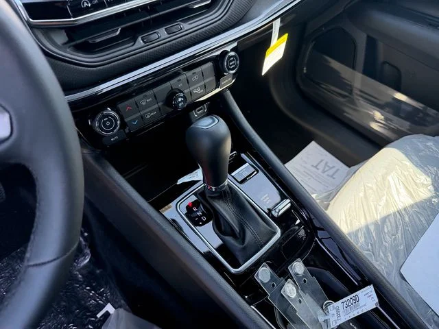 New 2026 Bright White Clearcoat Jeep Latitude image 19
