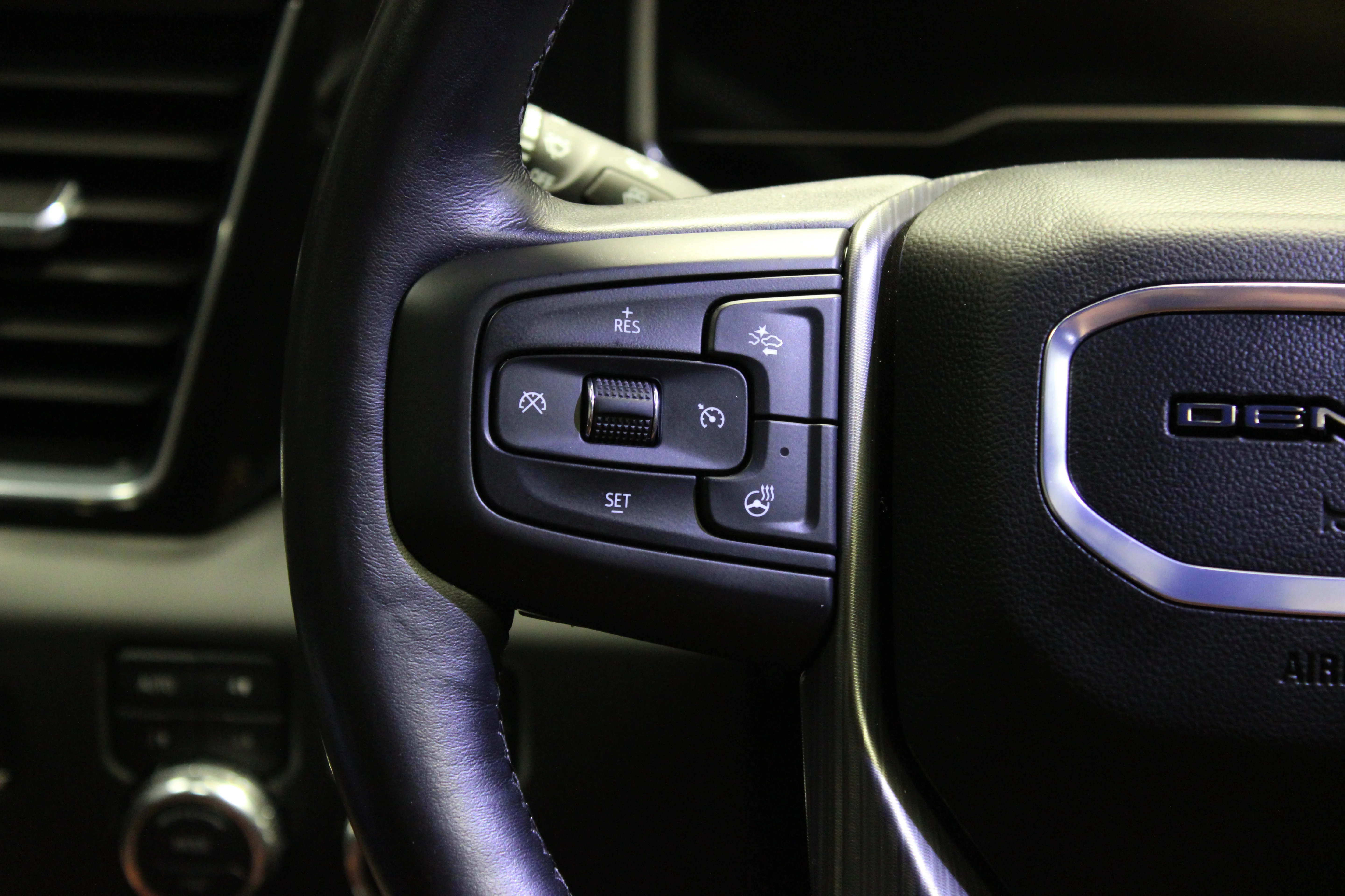 Used 2025 Onyx Black GMC Denali Ultimate image 25