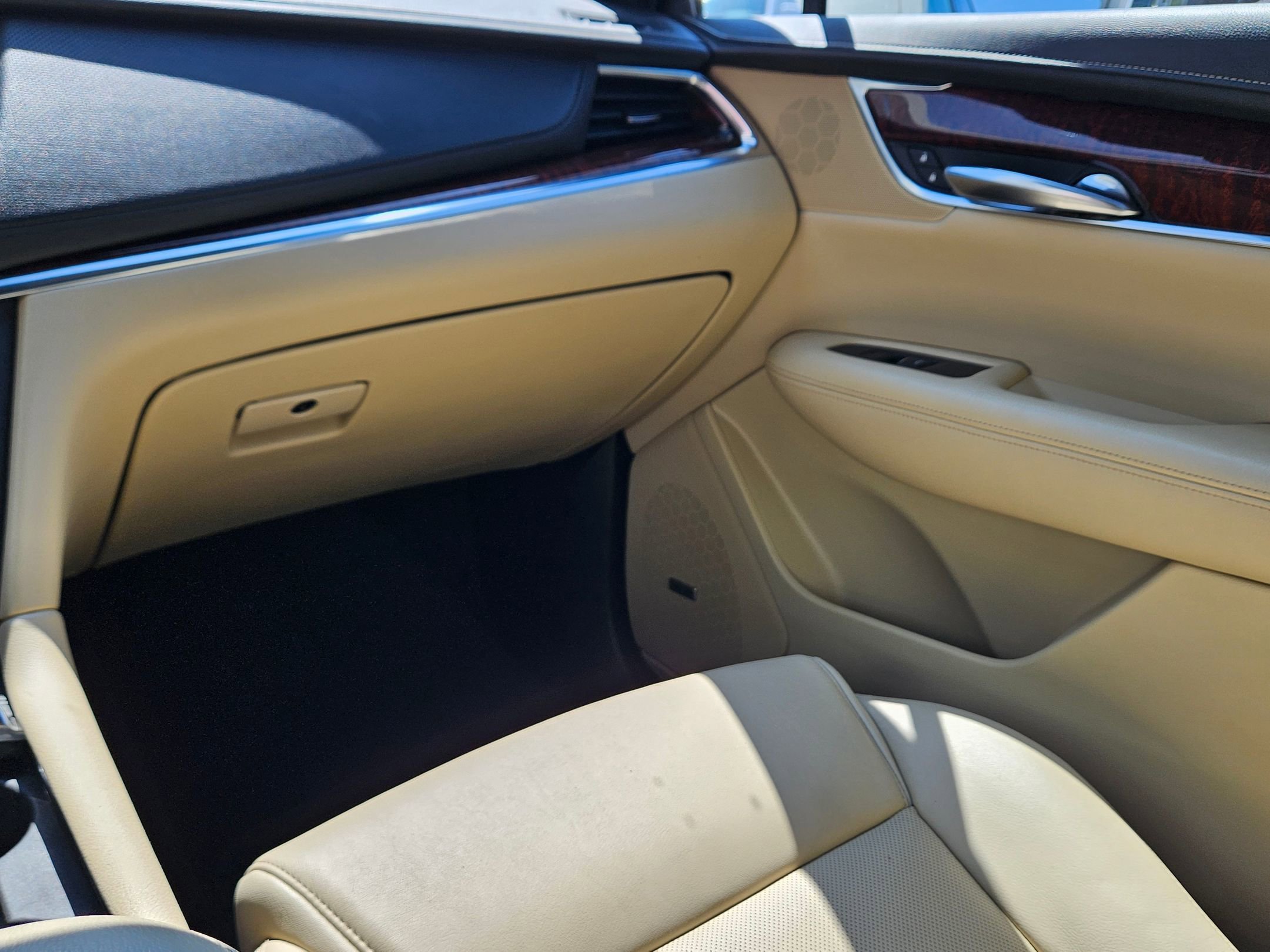 Used 2019 Crystal White Tricoat Cadillac Luxury FWD image 11