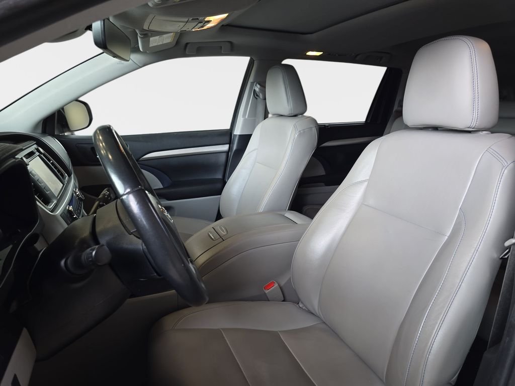 Used 2019 White Toyota XLE image 18
