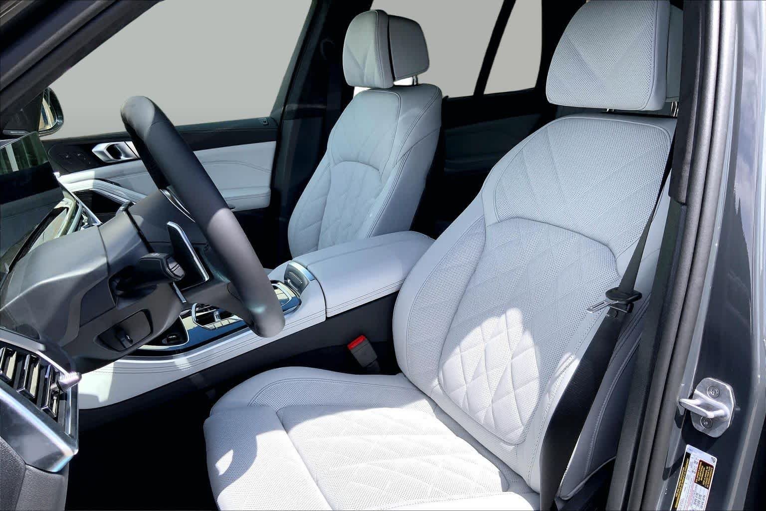 New 2026 Dravit Grey Metallic BMW xDrive40i image 9