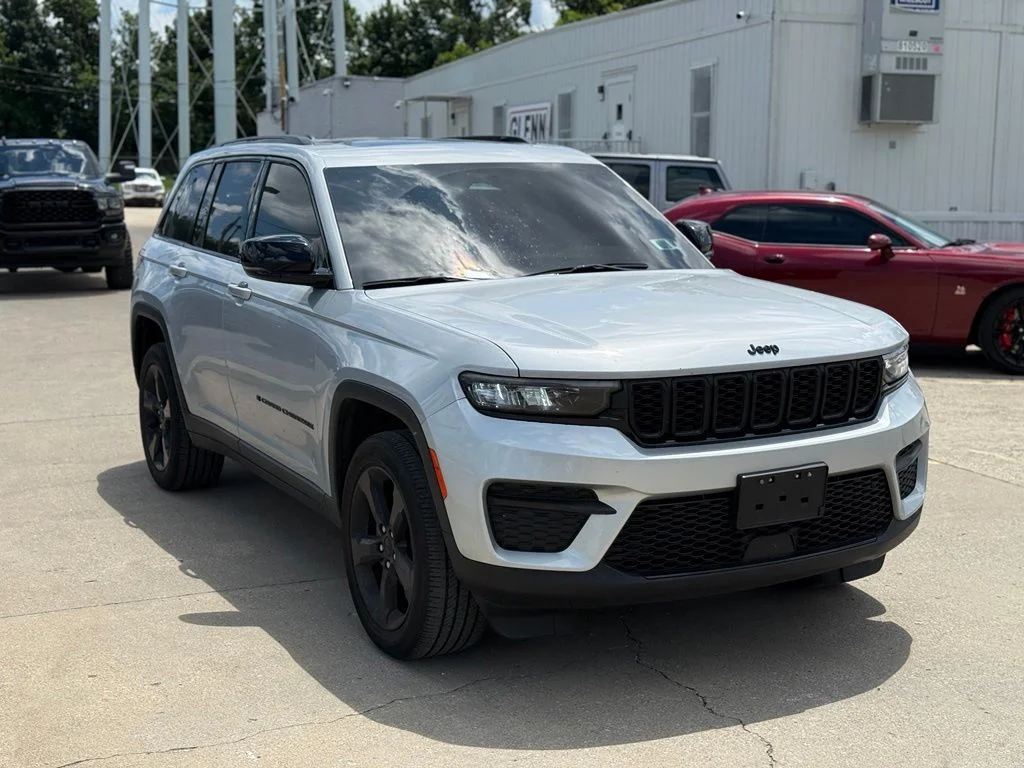 Used 2023 Silver Jeep Altitude X image 4