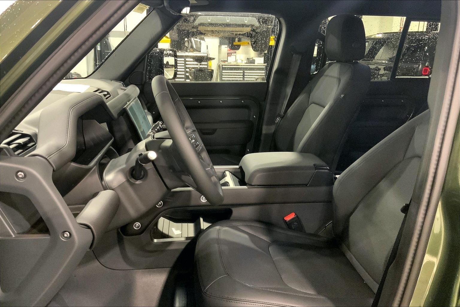 New 2026 Woolstone Green Land Rover X-Dynamic SE image 9