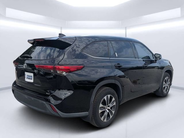 Used 2020 Black Toyota XLE image 3