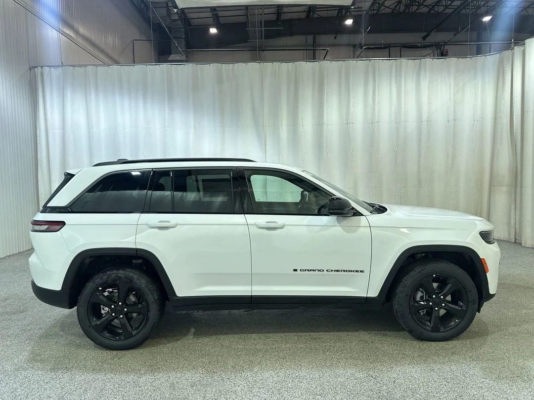 New 2026 Bright White Clear-Coat Exterior Paint Jeep Limited image 5