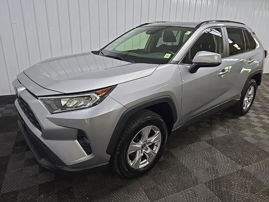Used 2019 Silver Toyota XLE image 8