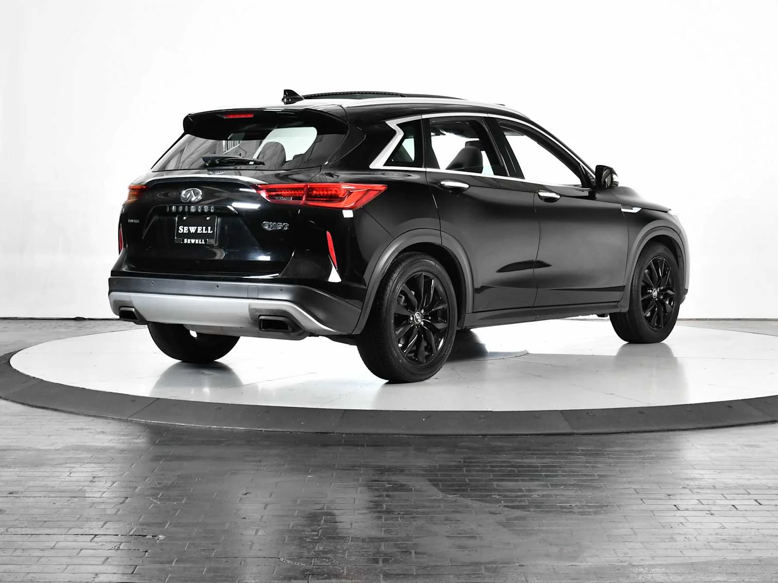 Used 2019 Black Obsidian INFINITI ESSENTIAL image 5