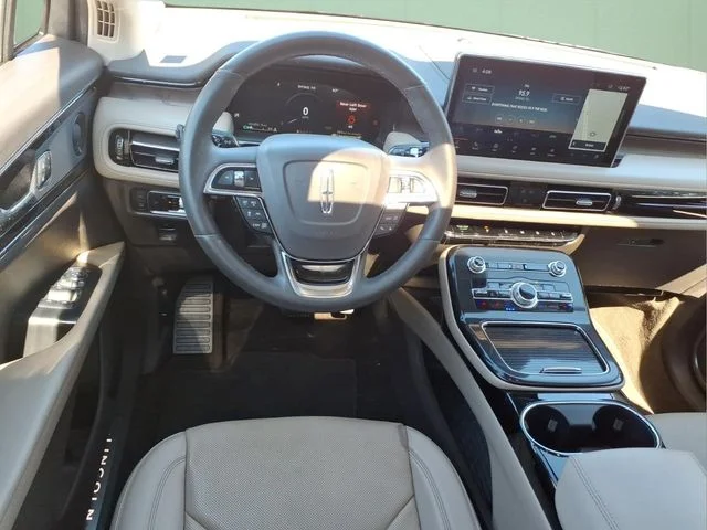 Used 2023 White Lincoln Reserve image 13