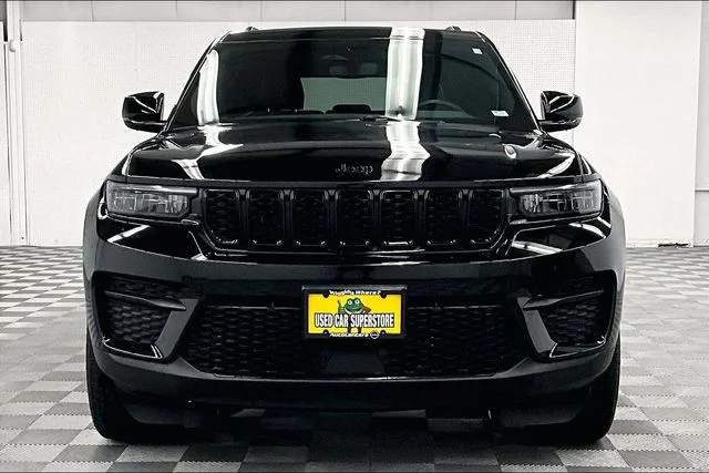 Used 2023 Diamond Black Crystal Pearlcoat Jeep Altitude X image 4