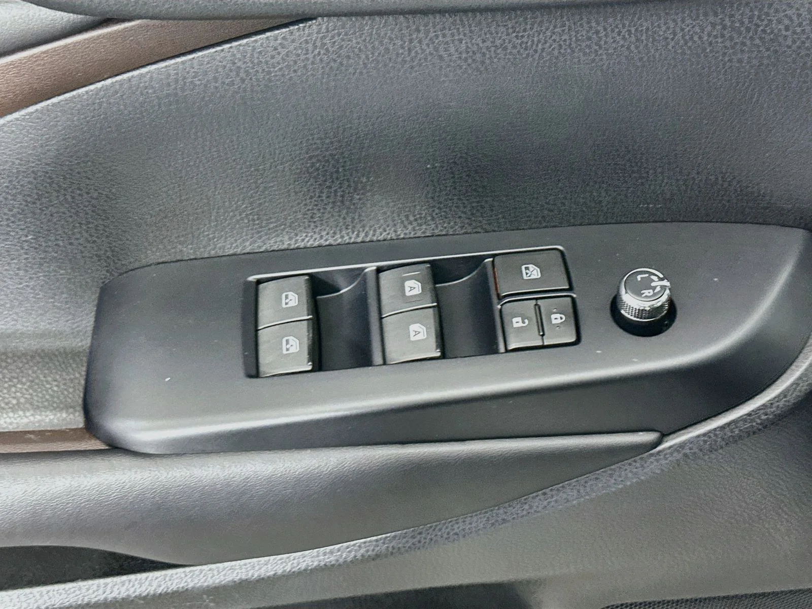 Used 2019 White Toyota XLE image 18