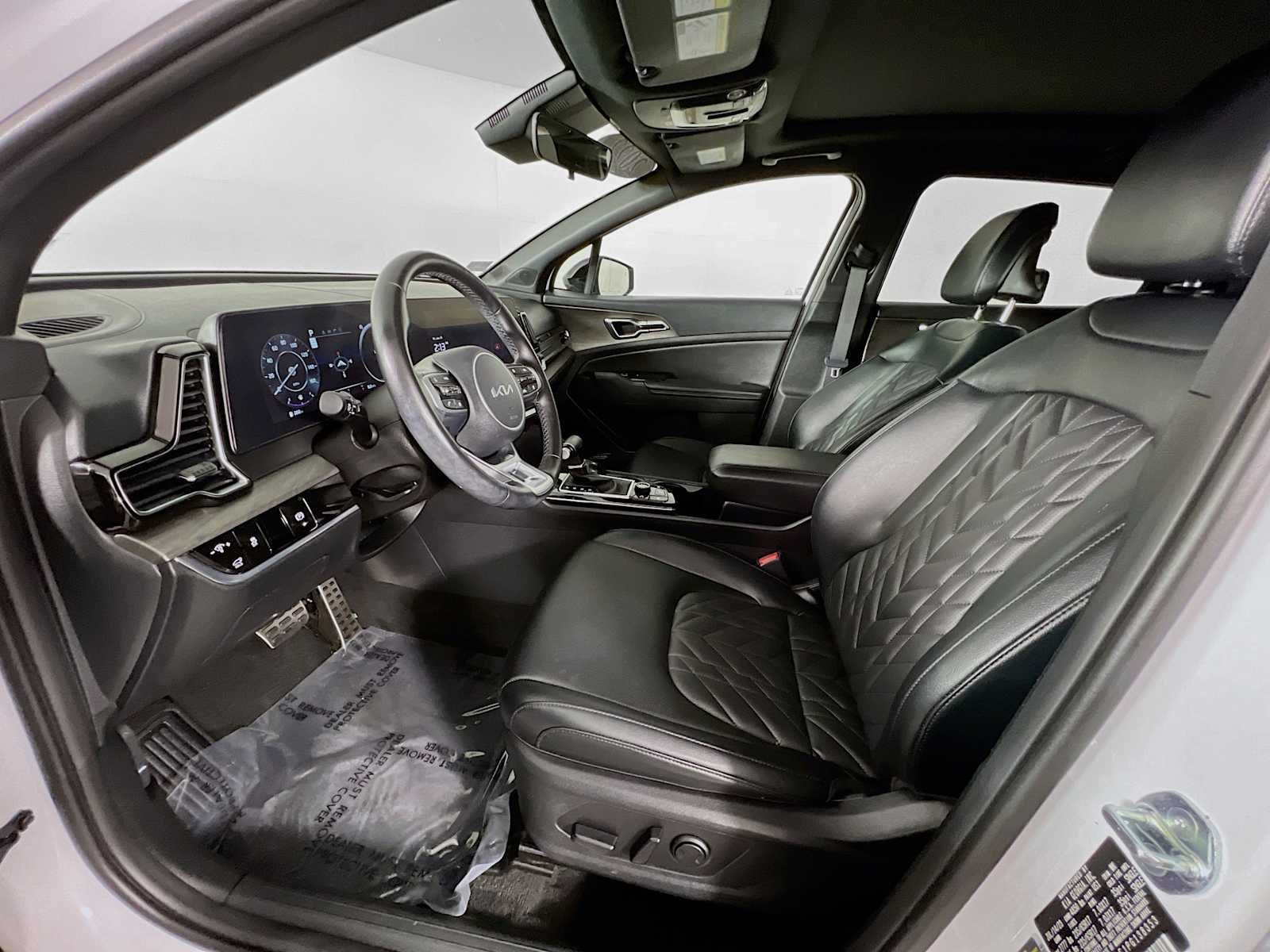 Used 2023 Glacier White Pearl/Ebony Black Roof Kia X-Pro Prestige image 22