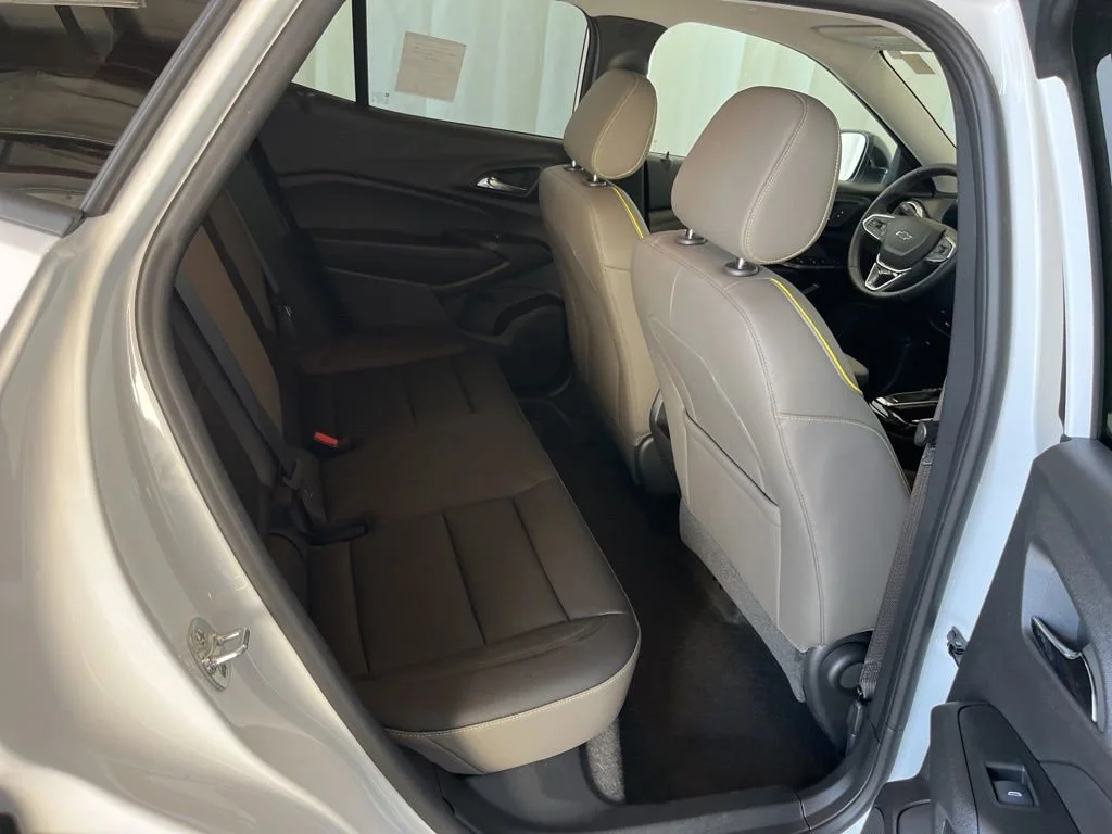 New 2025 Summit White Chevrolet ACTIV image 21
