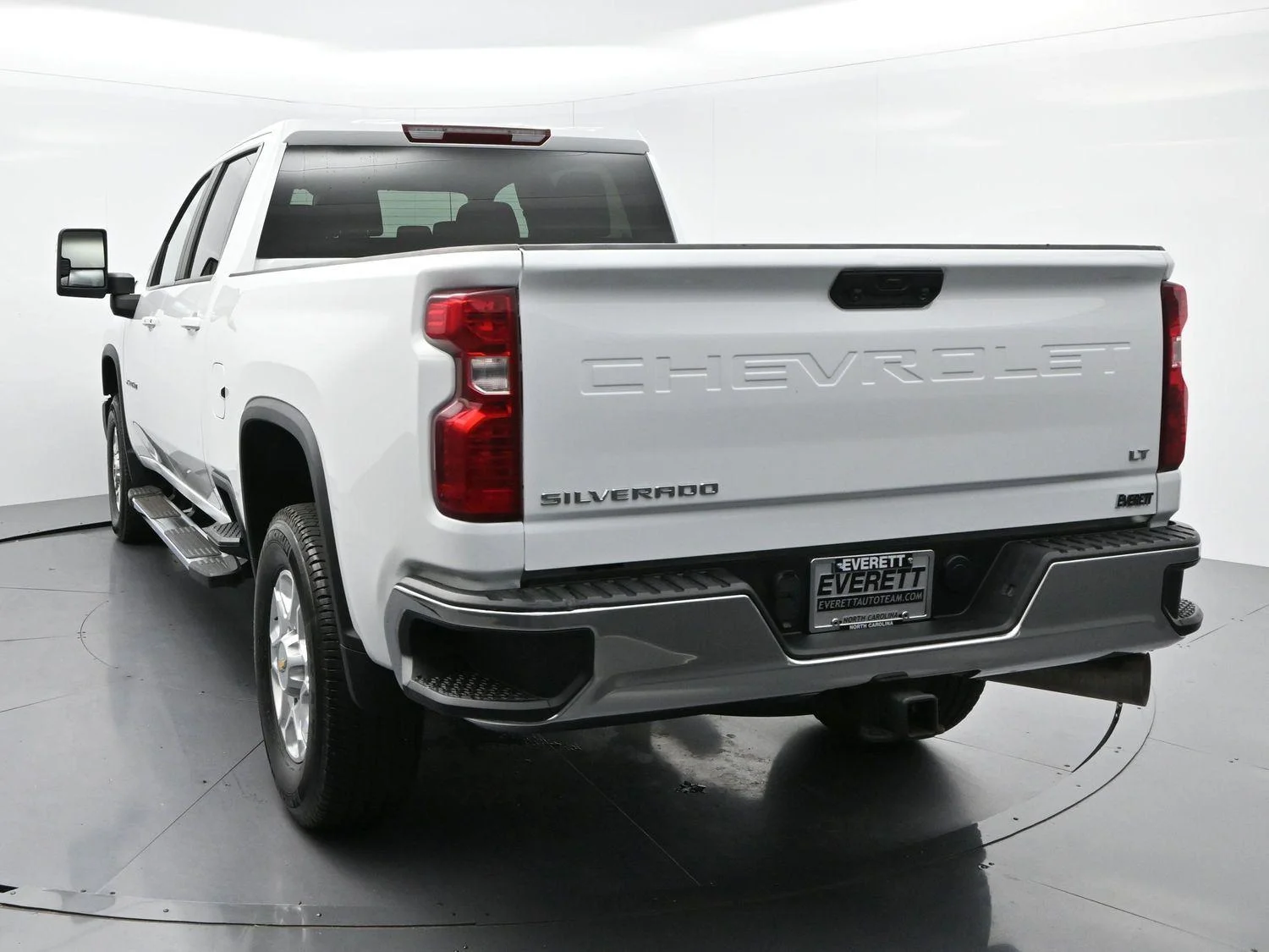 Used 2025 Summit White Chevrolet LT image 6