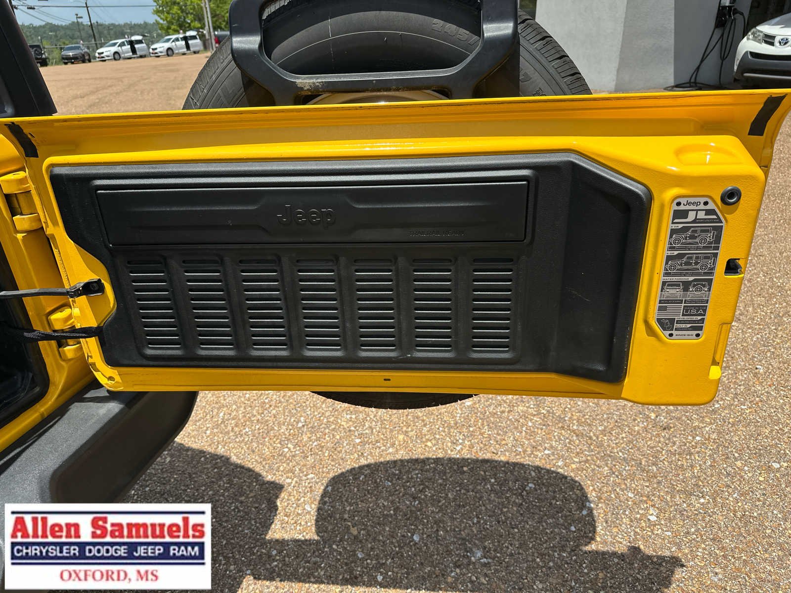 Used 2021 Hellayella Clearcoat Jeep Sport S image 27
