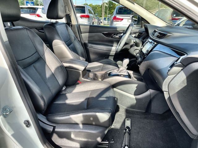 Used 2017 White Nissan SL image 28