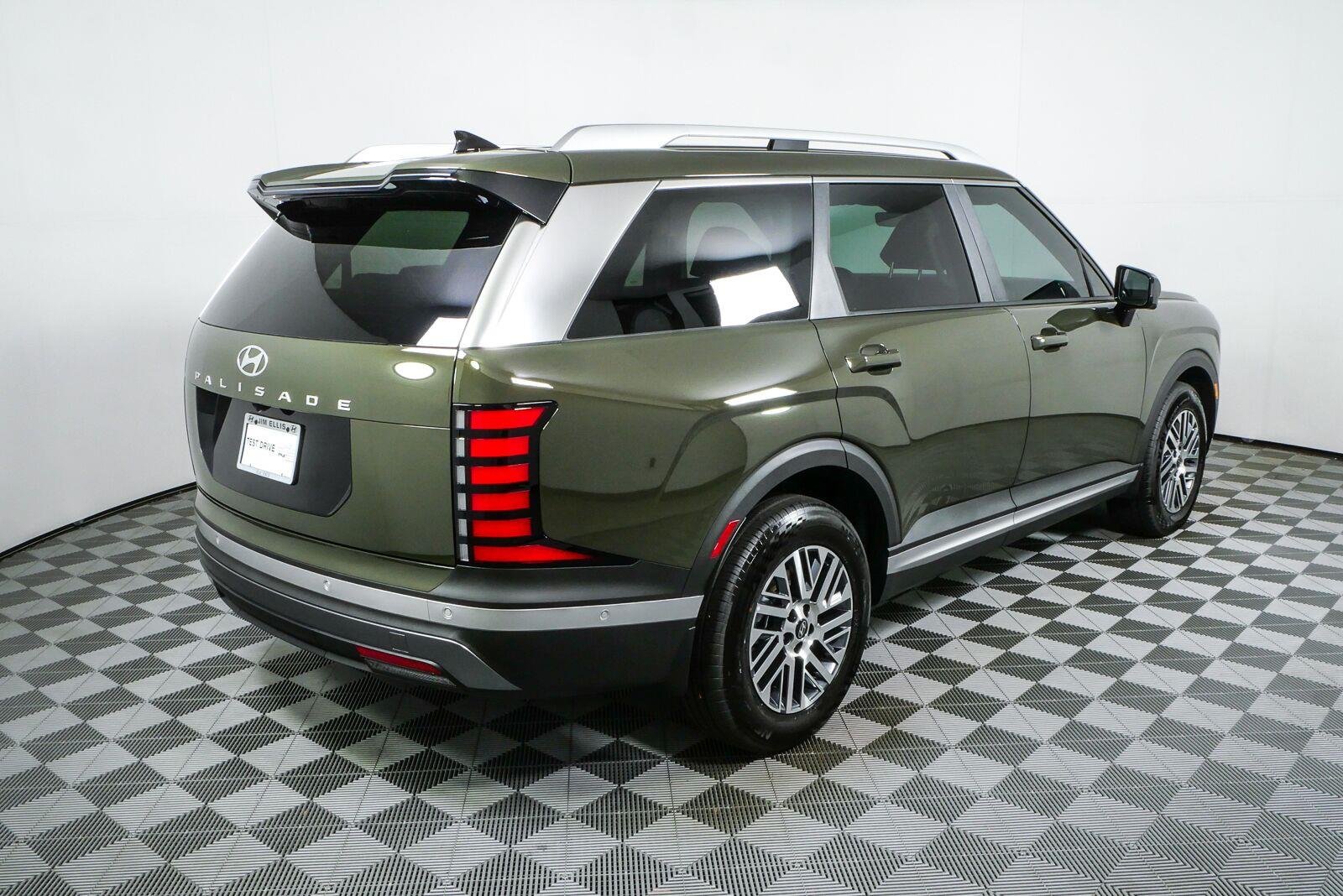 New 2026 Titan Green Hyundai SEL Premium FWD image 3