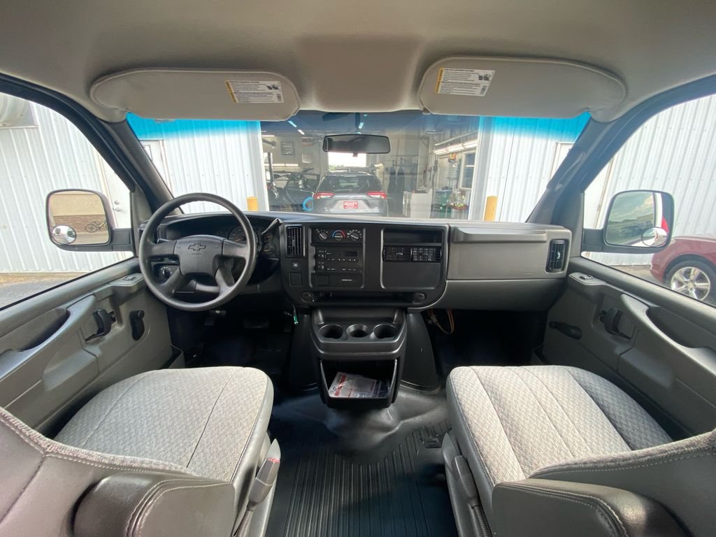 Used 2007 White Chevrolet Work Van image 8