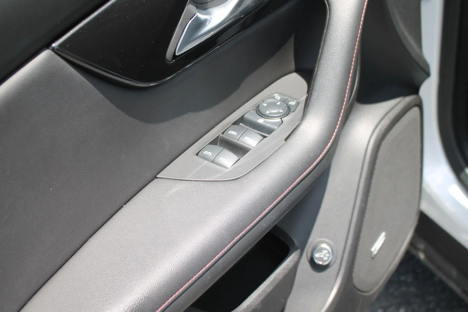 Used 2025 Iridescent Pearl Tricoat Chevrolet RS image 13