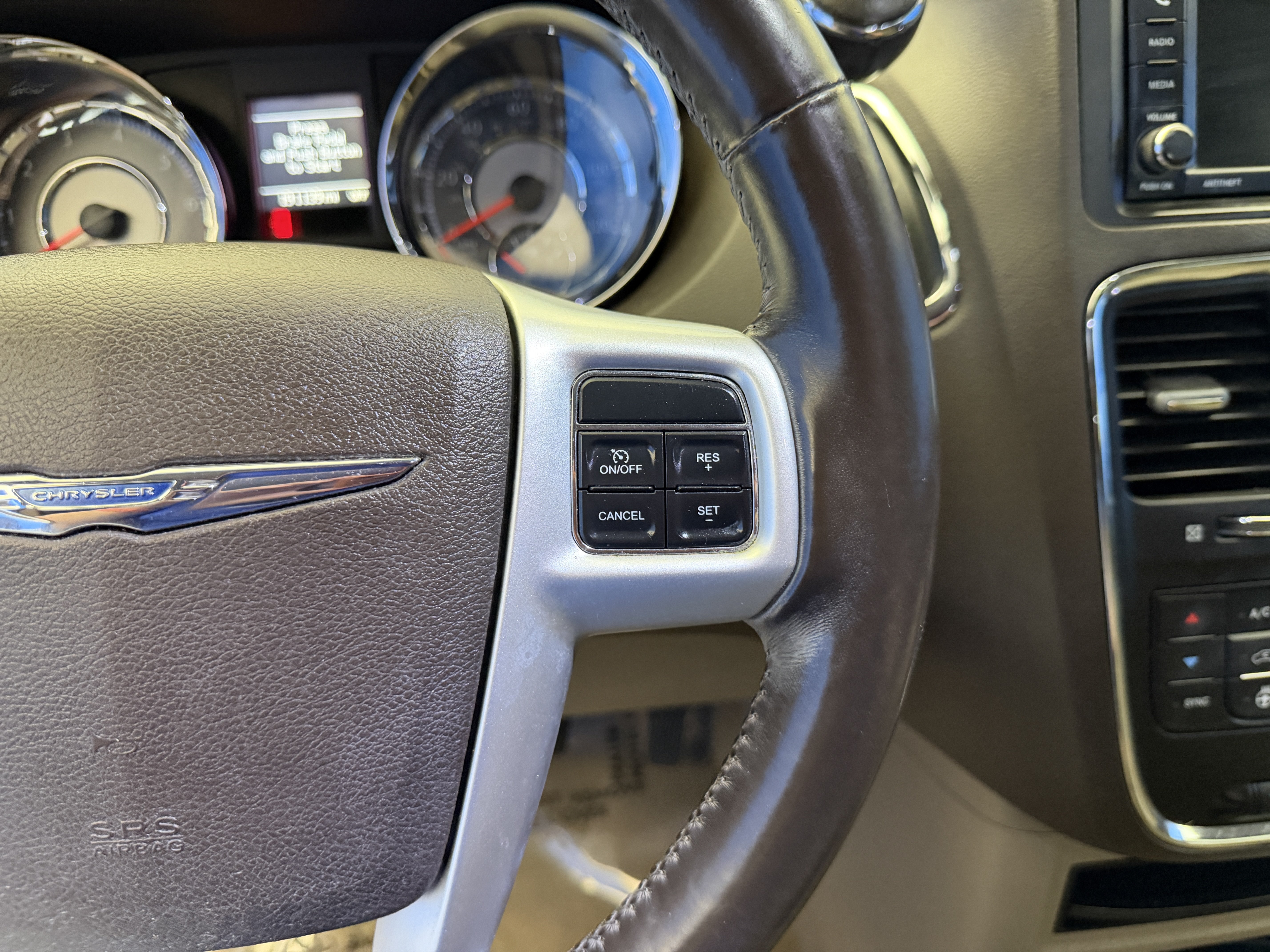 Used 2015 True Blue Pearlcoat Chrysler Touring image 18