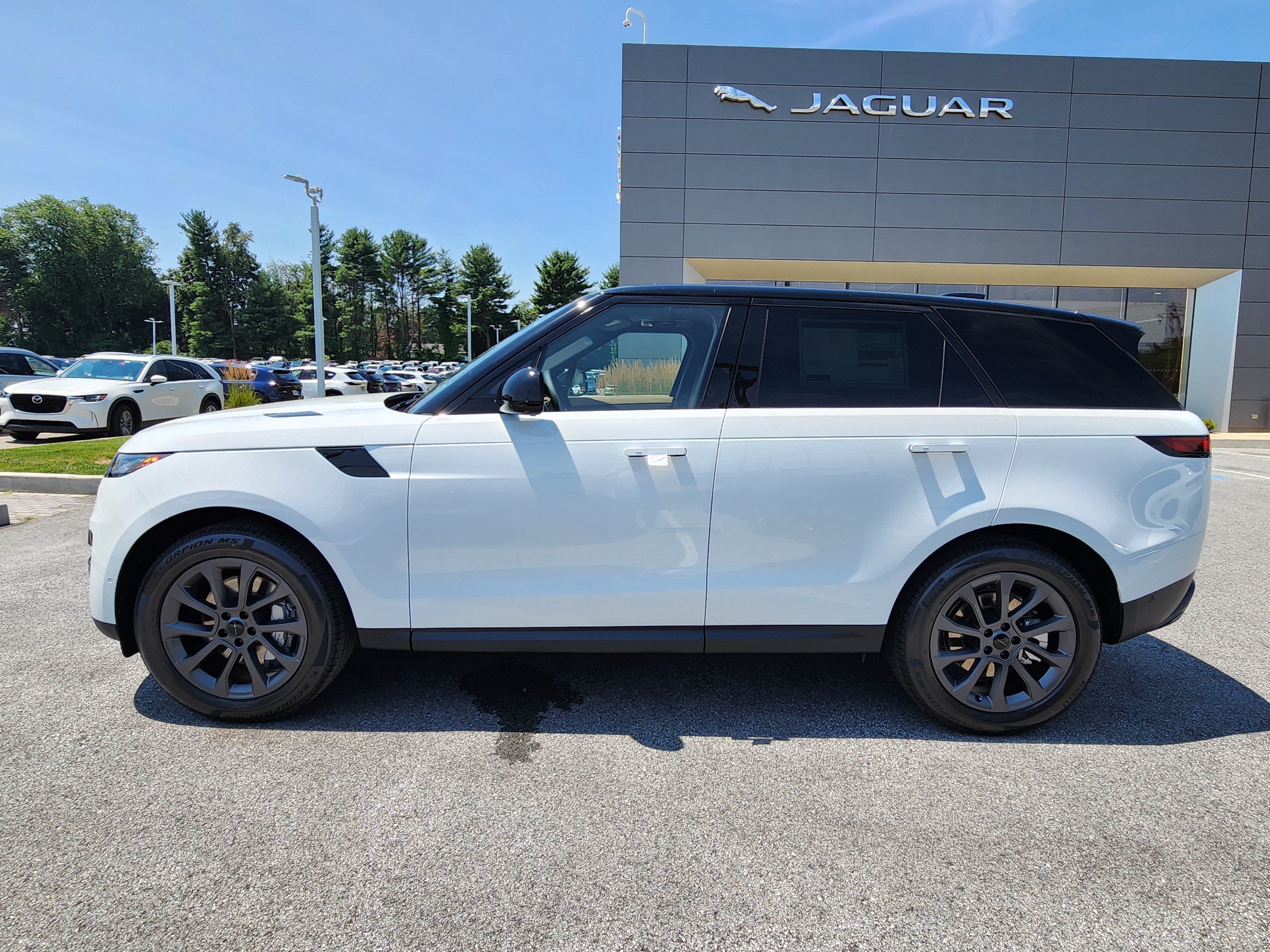 New 2026 Fuji White LAND ROVER SE image 5