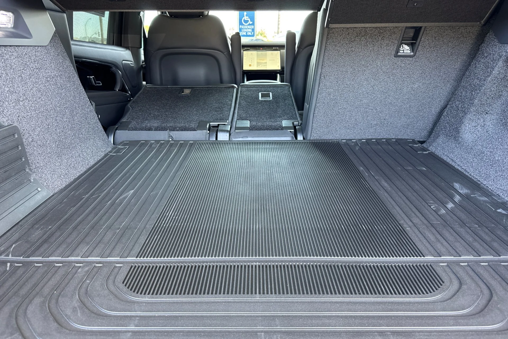 New 2026 SANTORINI BLACK Land Rover SE image 17