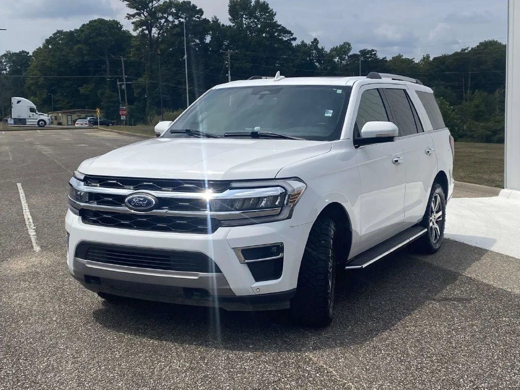 Used 2022 White Ford Limited image 3