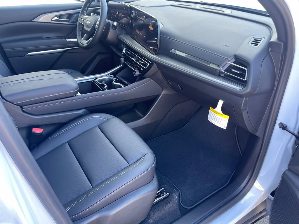 New 2027 Polar White Tricoat Chevrolet LT image 34