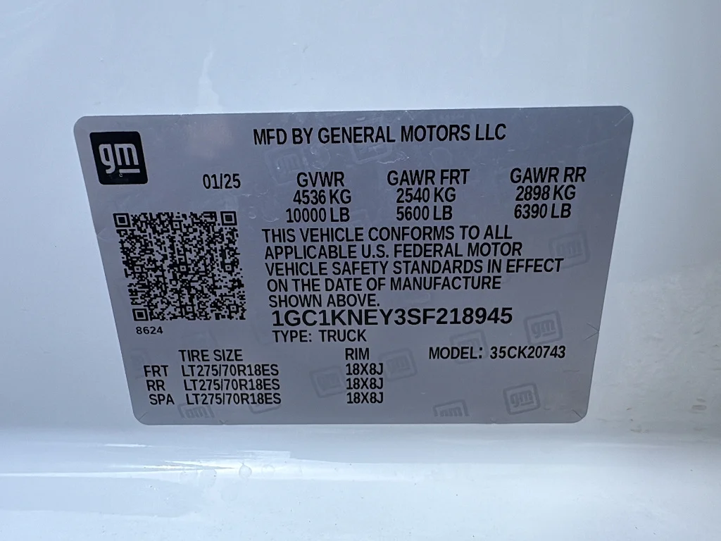 Used 2025 Summit White Chevrolet  image 35