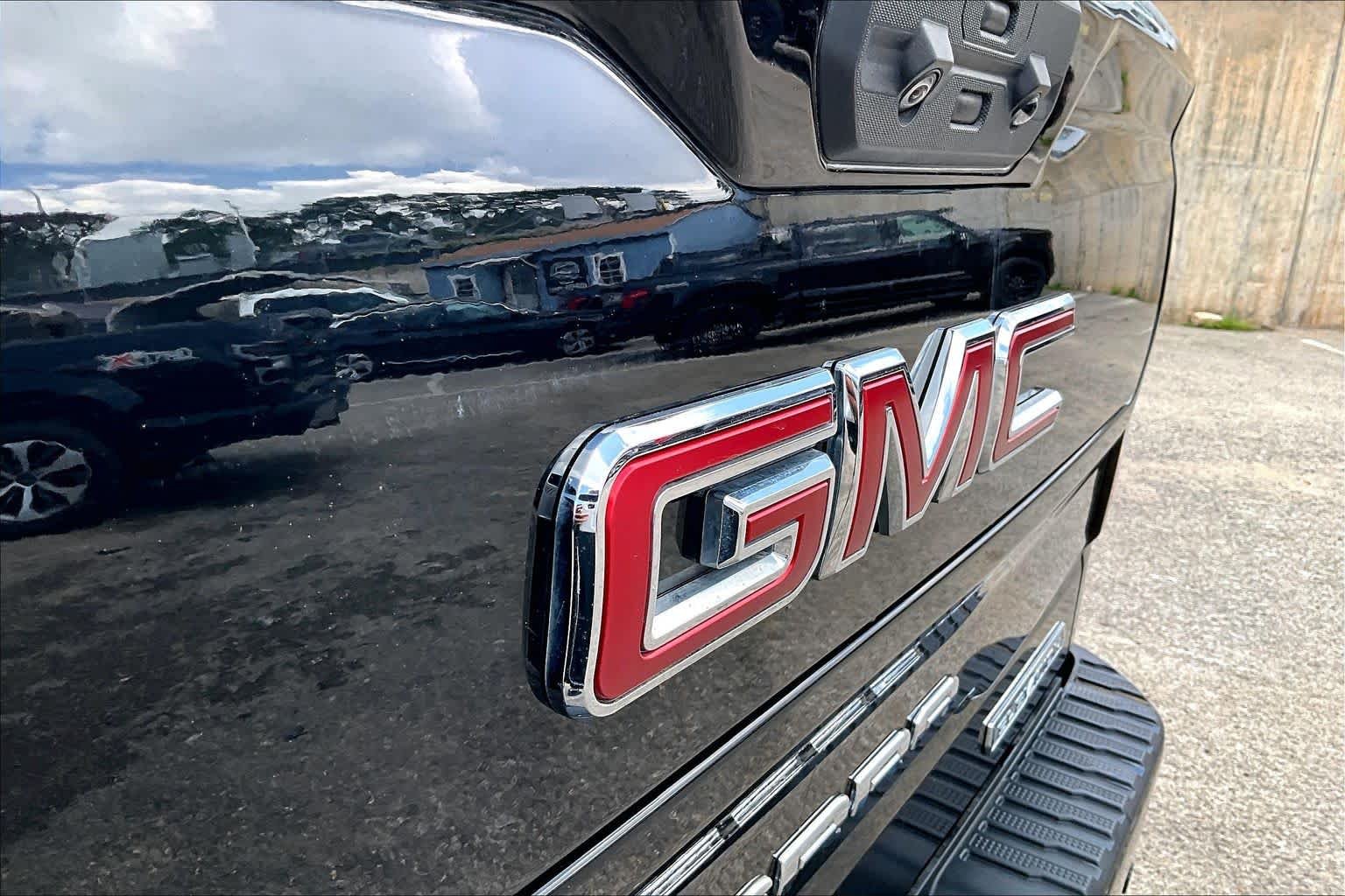 Used 2022 Onyx Black GMC Elevation image 31
