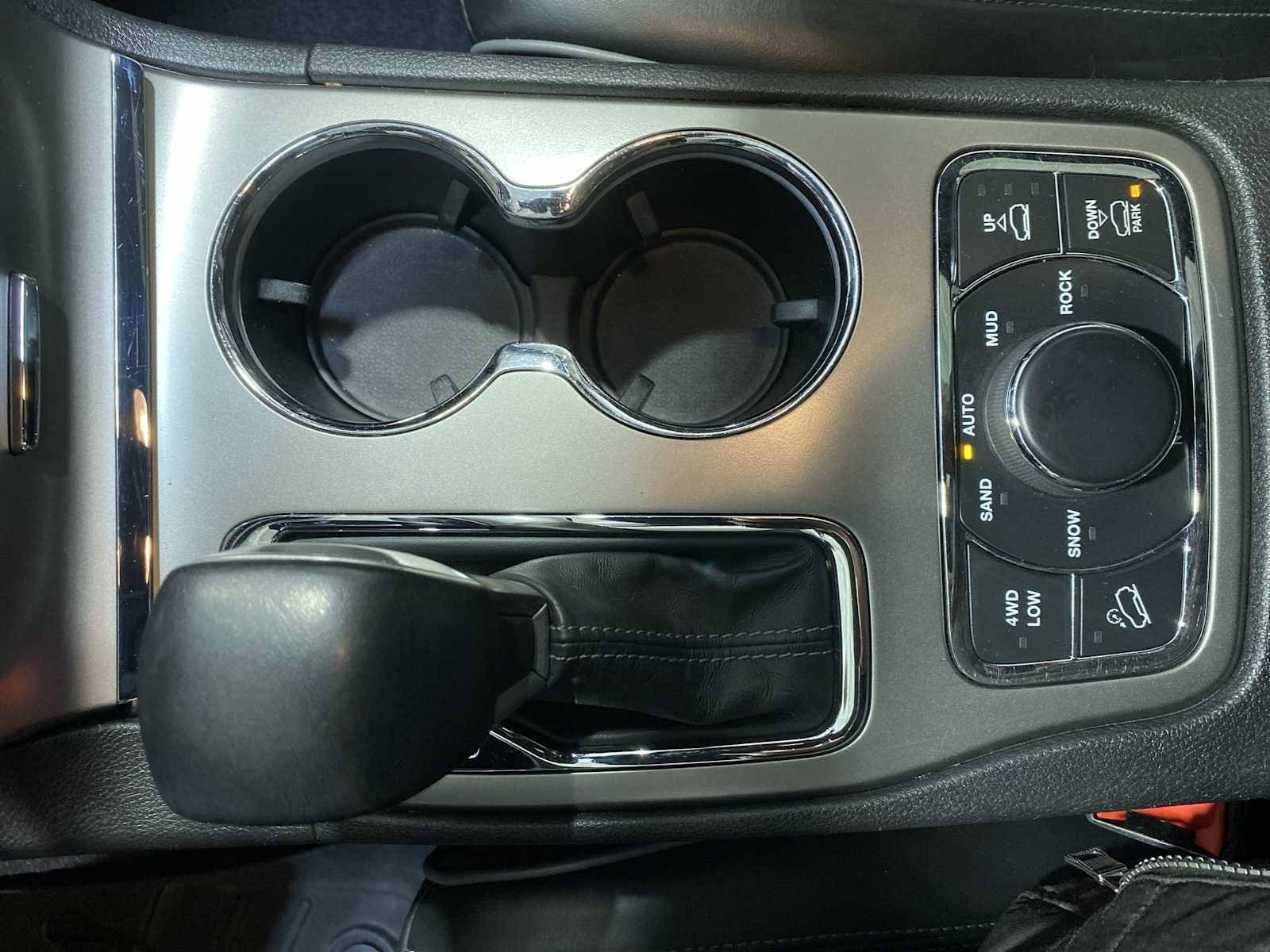 Used 2019 Diamond Black Crystal Pearlcoat Jeep Overland image 17