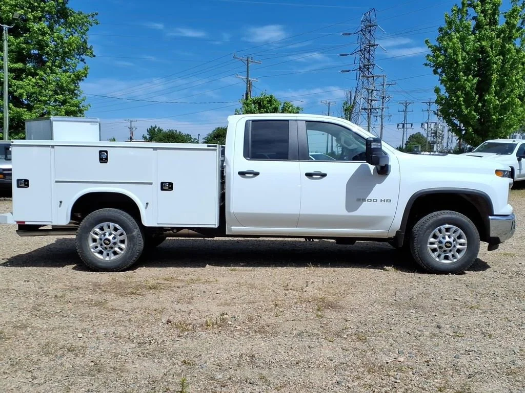 New 2026 Summit White Chevrolet WT image 3