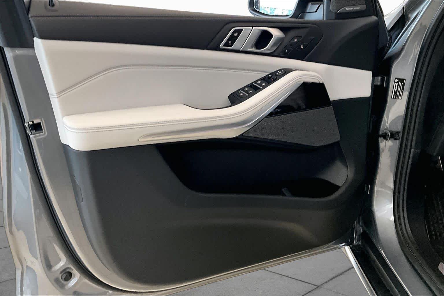 Used 2024 Skyscraper Grey Metallic BMW sDrive40i image 21