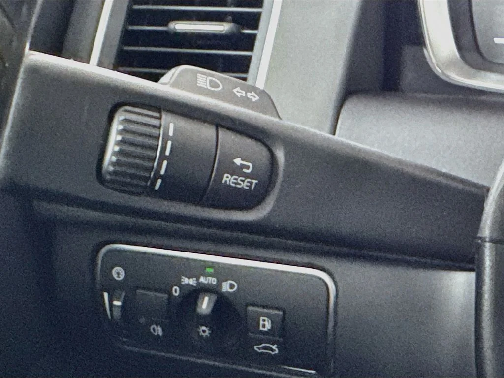 Used 2014 Silver Volvo  image 12