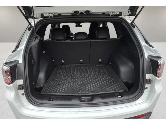 Used 2023  Jeep Altitude image 30
