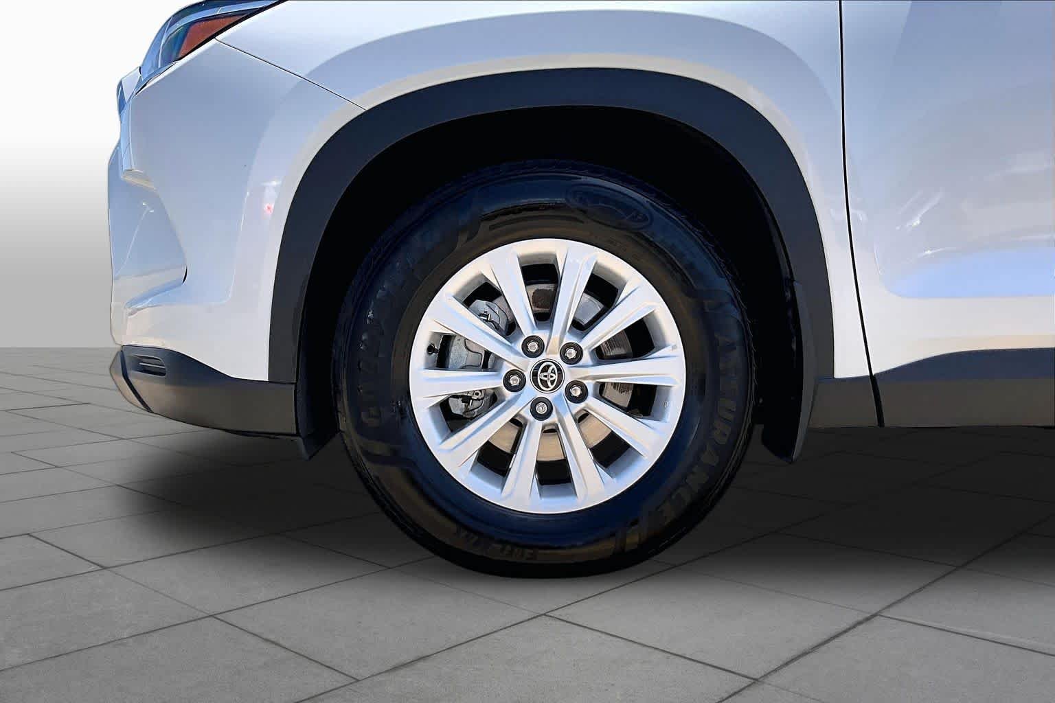 Used 2024 Wind Chill Pearl Toyota Hybrid XLE image 11